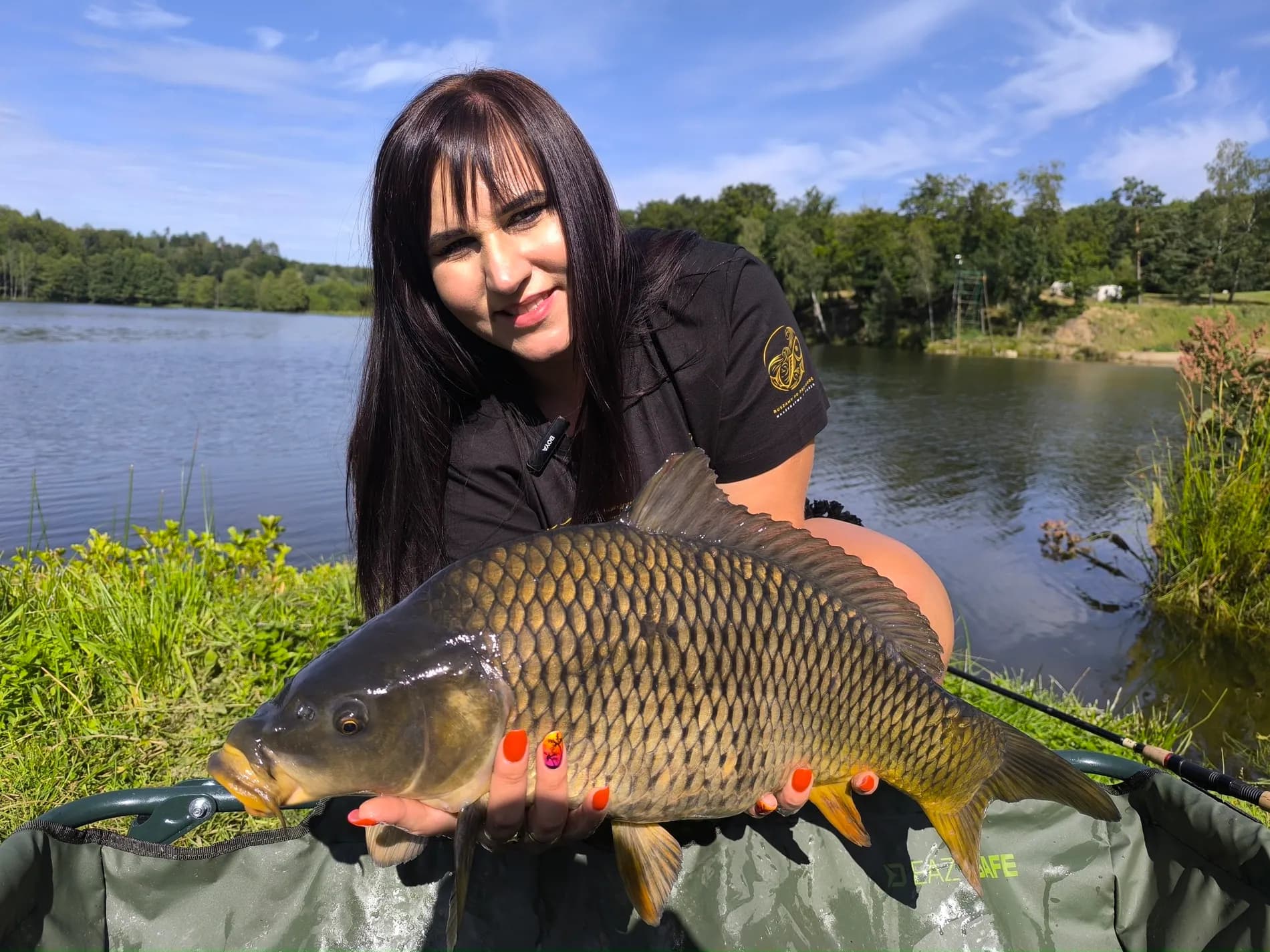 Aleksandra z karpiem nad jeziorem