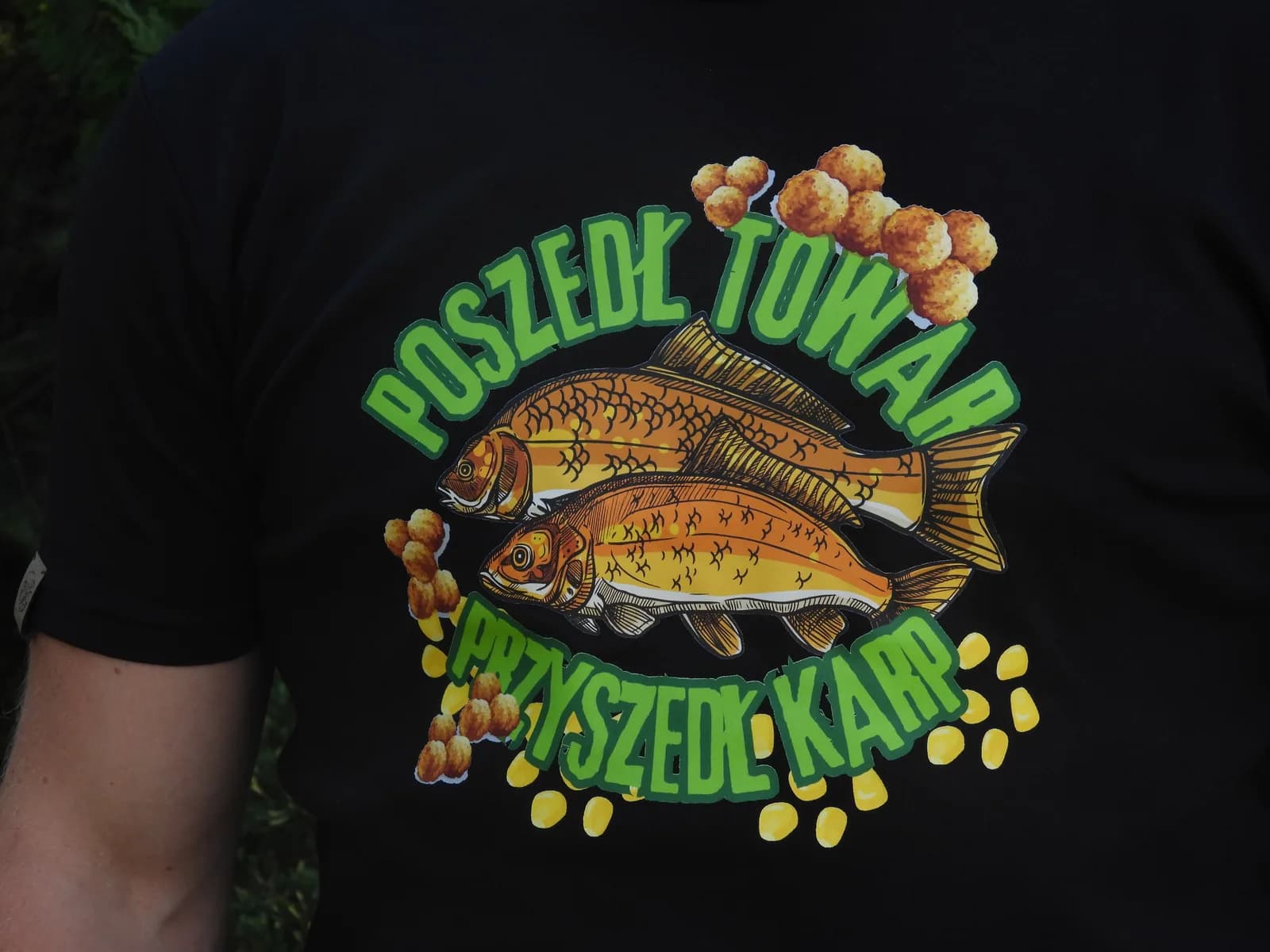 Pełny detal nadruku Poszedł towar, przyszedł karp